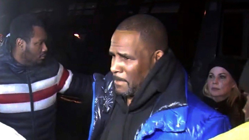 אר. קלי נעצר: הורשע ב-13 עבירות פדרליות