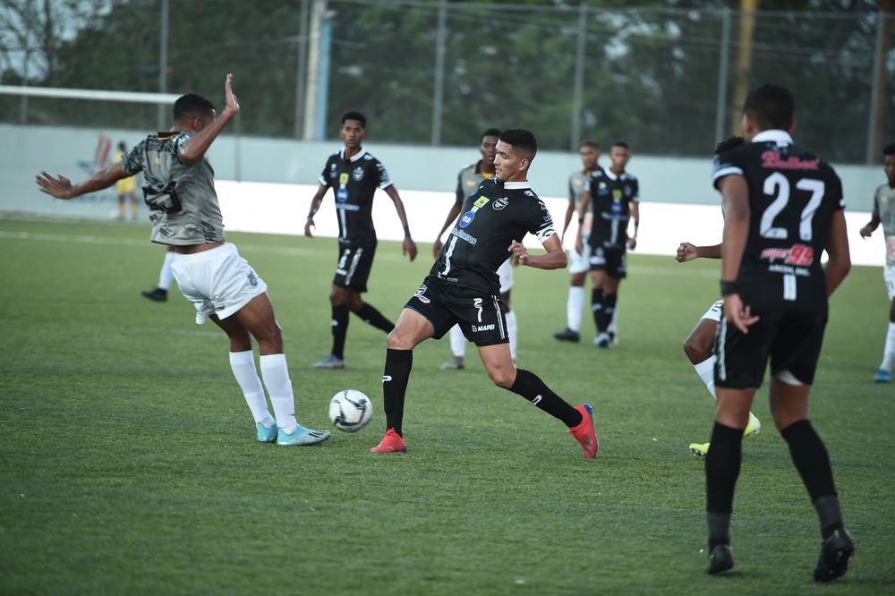 El fútbol nacional podría adoptar medidas de cinco cambios cuando regrese a la actividad