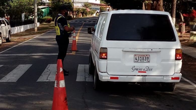 Por incumplir el Decreto Ejecutivo 266, un total de 42 vehículos fueron removidos en grúa