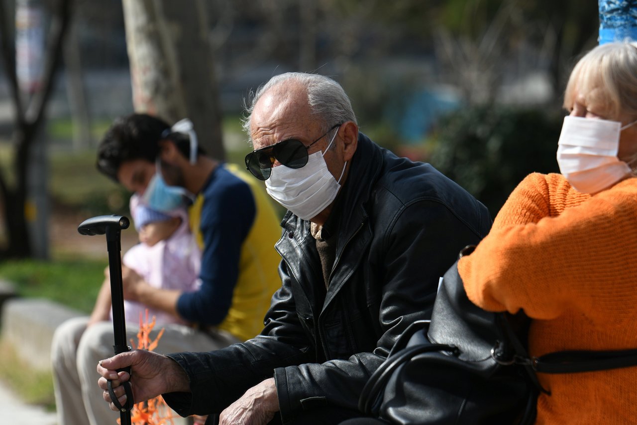 The pandemic rages against those over 60; young people: 'engine' of the virus