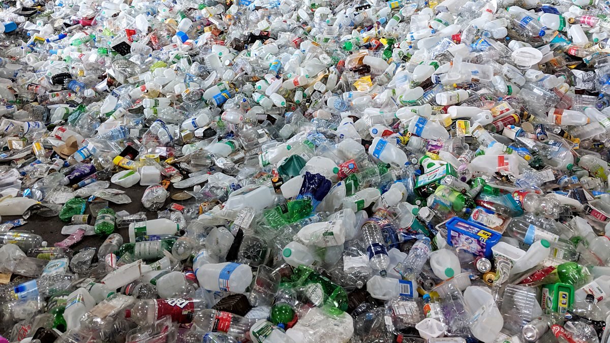 A law approved to regulate single-use plastics starting 2021