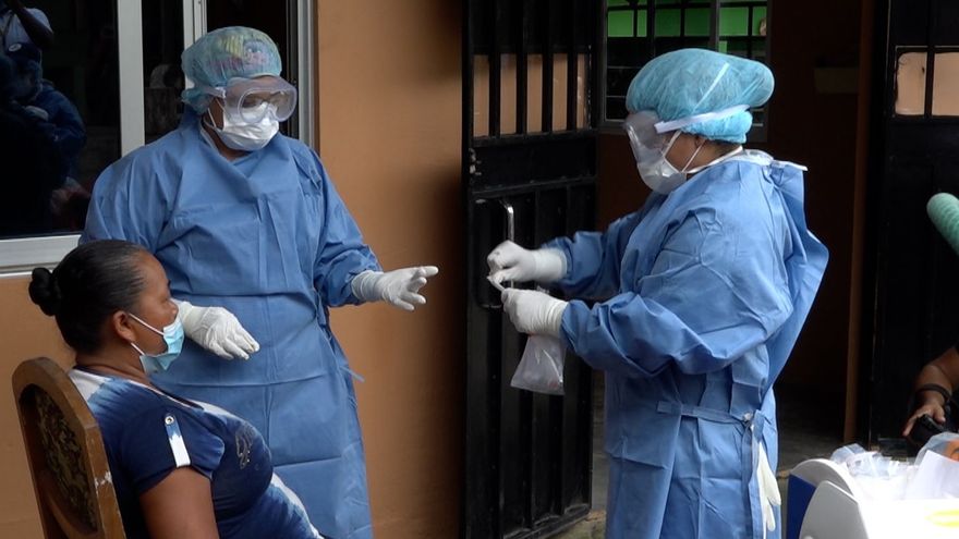 Personal de Salud de Panamá realiza hisopados