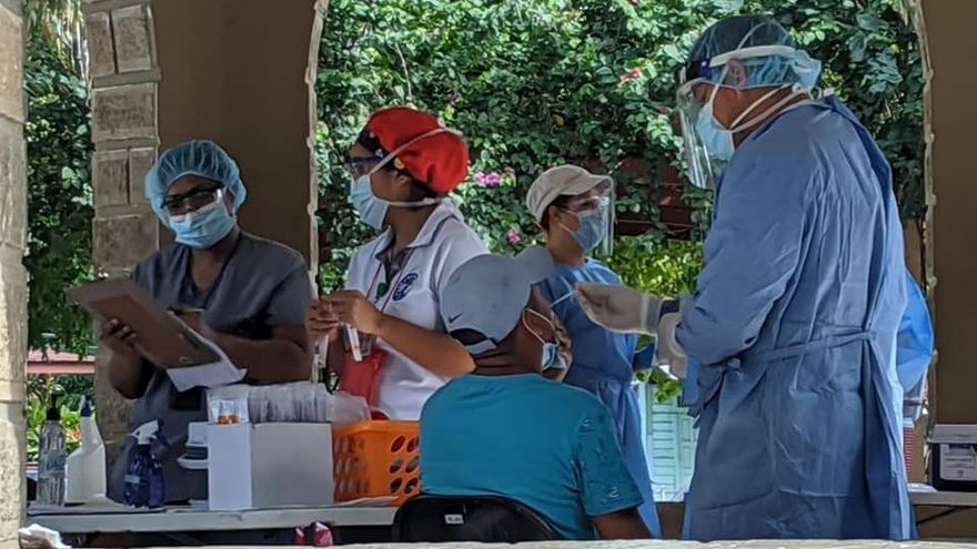 Personal de salud realiza hisopado a un ciudadano