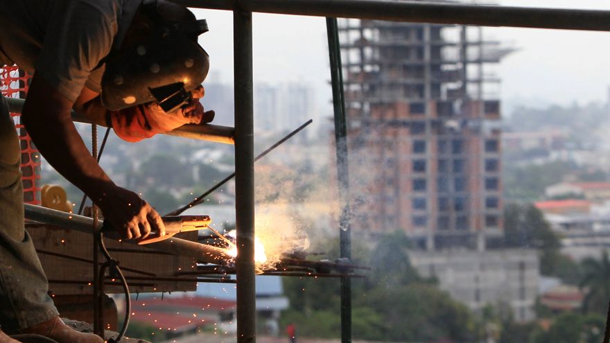 La resolución para la reactivación de las construcciones pide que los obreros sean de la provincia donde se desarrolla el proyecto