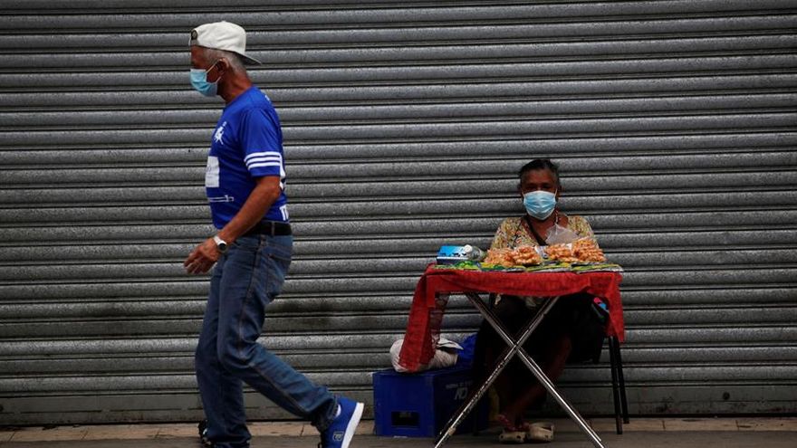Una mujer vende golosinas en un puesto improvisado en Calidonia en ciudad de Panamá