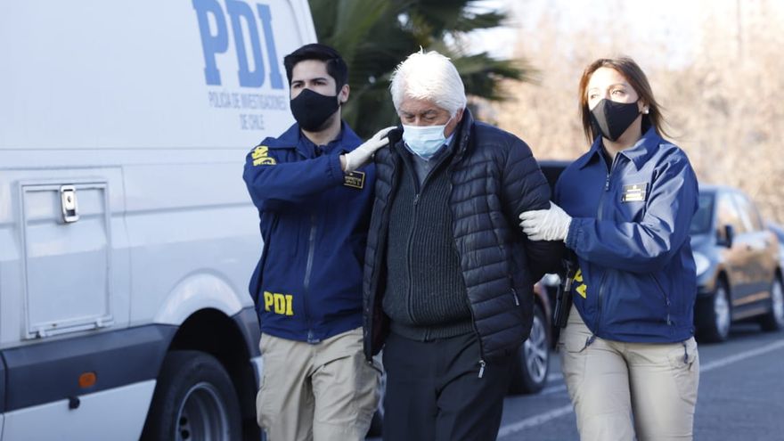 El detenido es la pareja de la abuela materna de la víctima, quien aparece en las imágenes junto a la menor en su cama.
