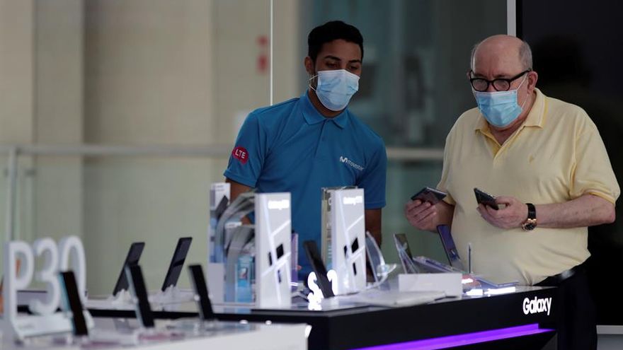 Un hombre compra celulares, en un centro comercial en la ciudad de Panamá