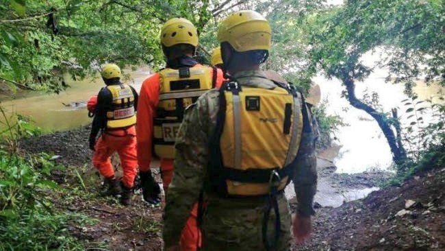 Se trata de una familia que fue sorprendida por la fuerte corriente tras la crecida del Río Bejuco mientras dormían
