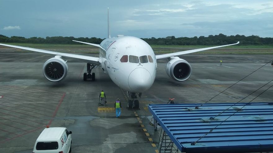 Vista de un avión en la pista del Aeropuerto Internacional de Tocumen.