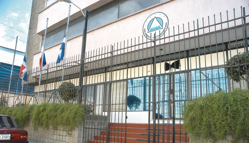 Parlacen rechaza  juramentar a los Martinelli Linares