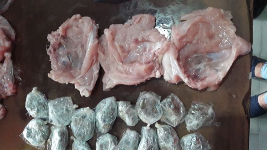 Las pechugas contenían en su interior la hierba que se presume sea marihuana