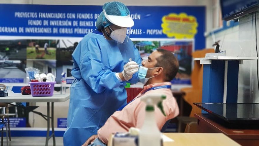 Personal de salud realiza hisopados a los ciudadanos