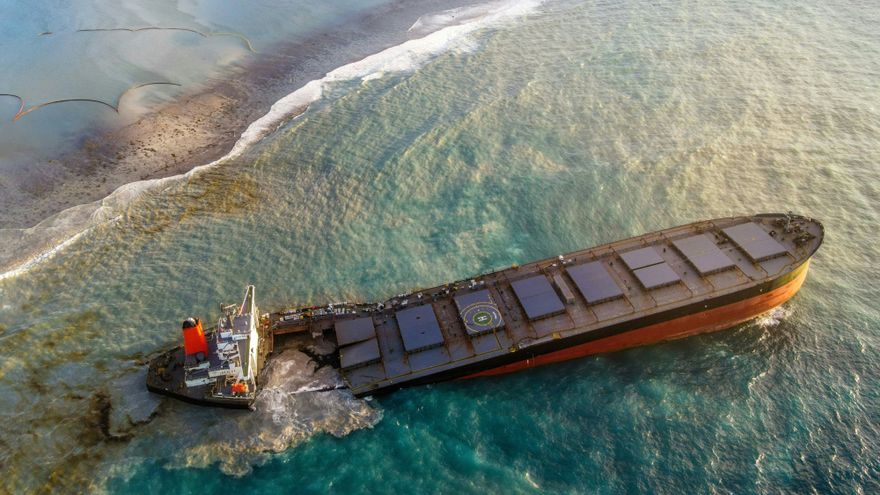 El buque encalló, vertió petróleo en aguas de la isla Mauricio y posteriormente se partió en dos