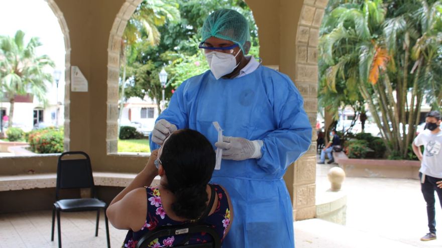 Personal de salud realiza prueba de hisopado para la detección del COVID-19