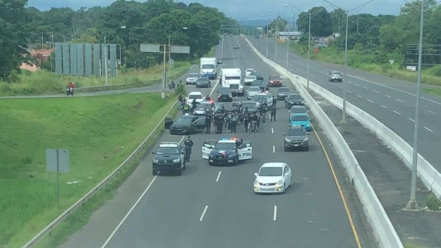 Se necesitaron de cuatro patrullas para detener al fugitivo en la autopista Arraiján La Chorrera