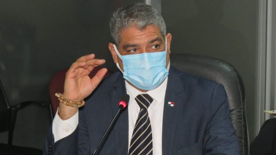 El ministro de Salud, Luis Sucre