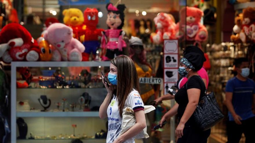 Una mujer habla hoy por su teléfono móvil en el centro comercial Albrook Mall, en ciudad de Panamá