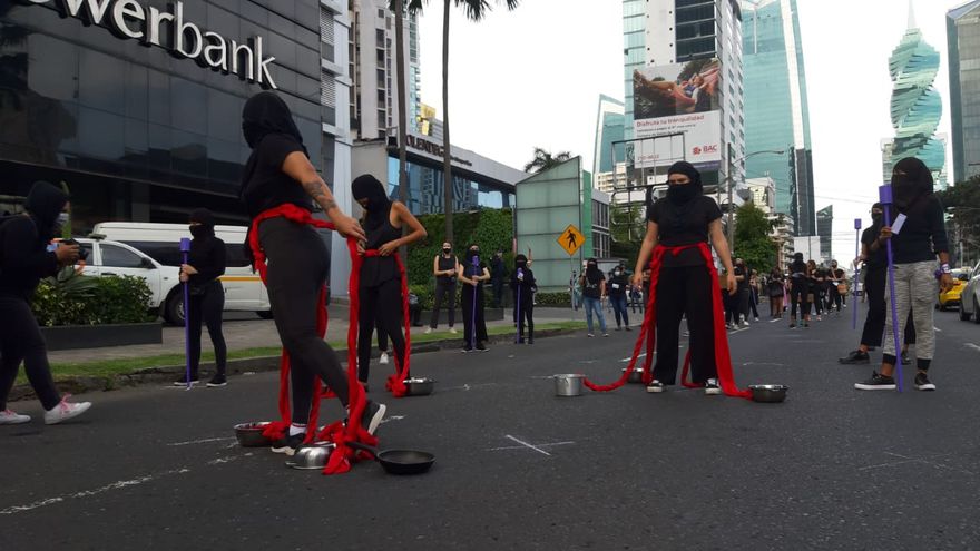 El grupo presentó una manifestación-performance para visibilizar también la violencia contra las mujeres
