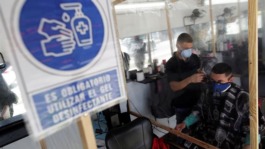 Un hombre se corta el cabello en una barbería en la plaza 5 de Mayo en Ciudad de Panamá