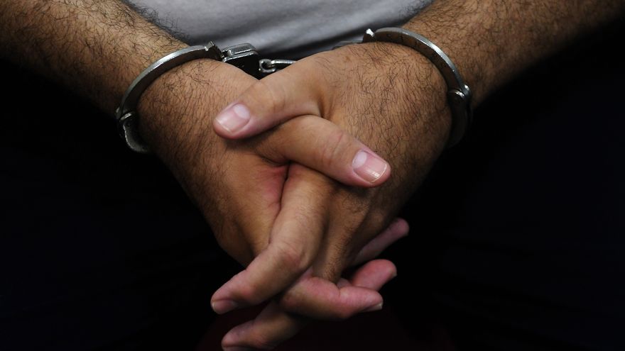 Como pena accesoria, se le inhabilita por 30 años para ejercer funciones públicas en lugares donde se agrupen personas menores de edad