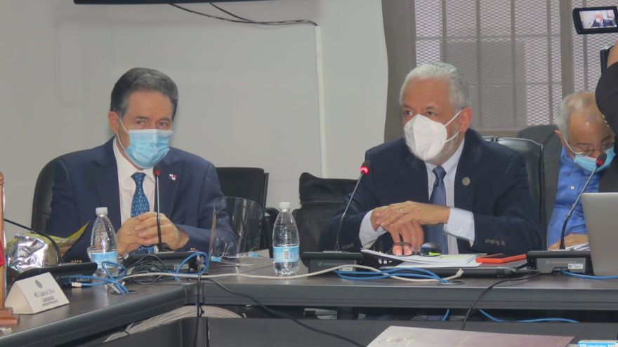 El administrador del Canal de Panamá, Ricaurte Vásquez y el ministro para Asuntos del Canal, Aristides Royo en la Comisión de Presupuesto