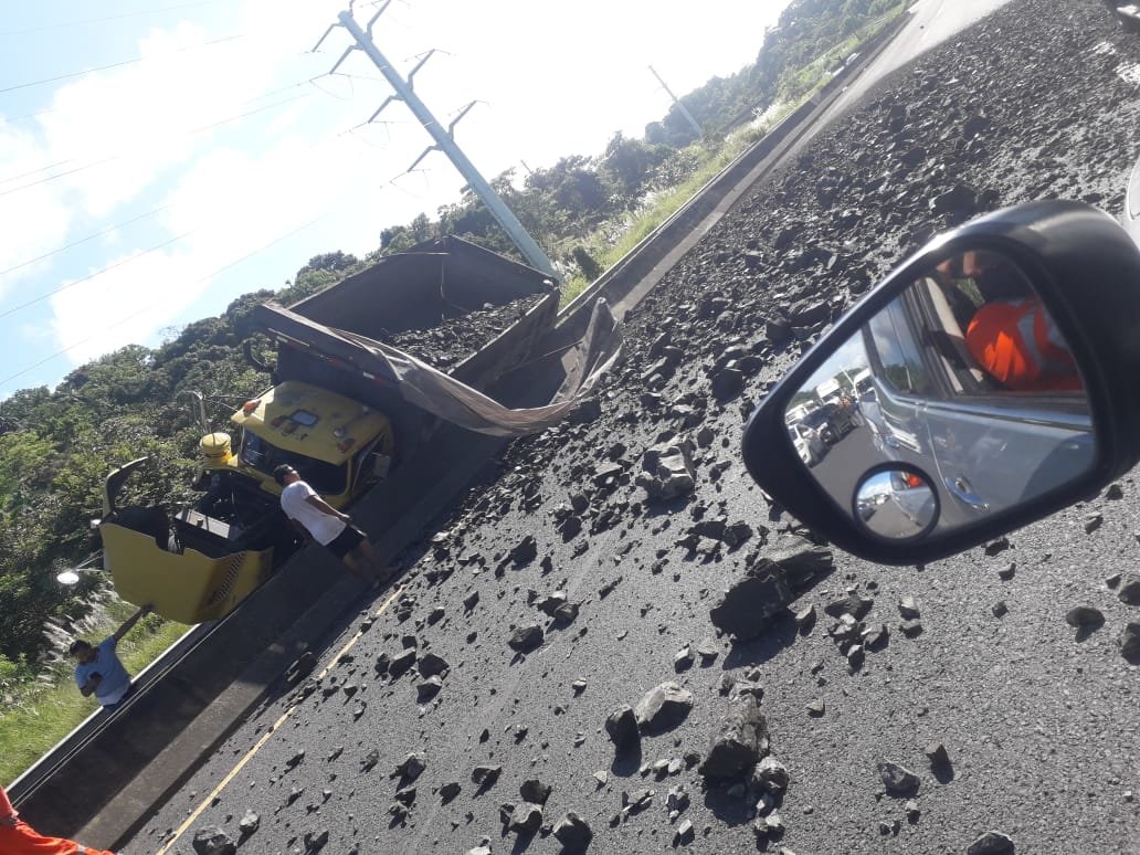 An accident on the Panama-Colón Highway causes traffic jam