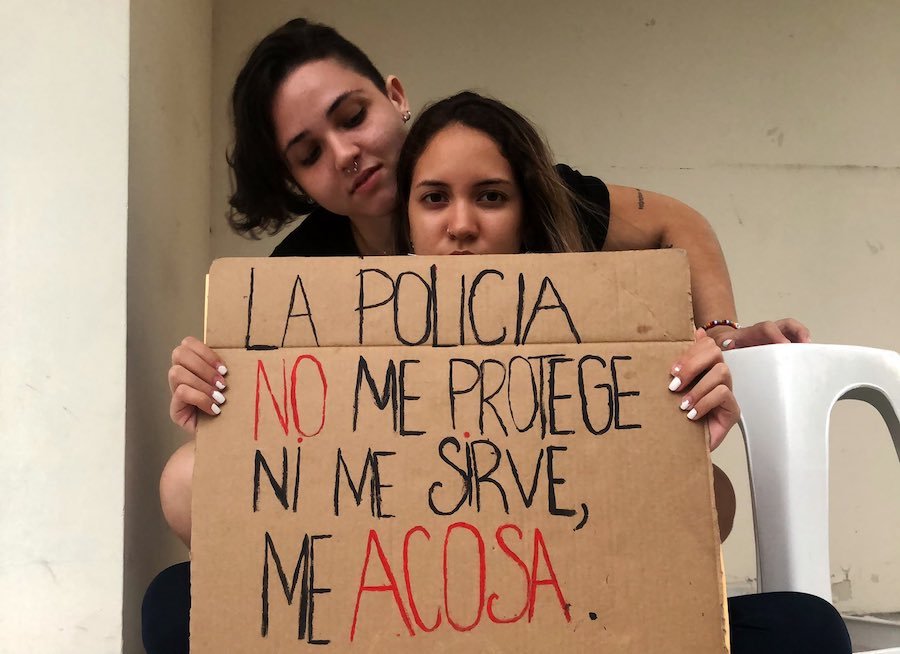 A couple accuses the Police of homophobic acts, after being arrested for kissing in a car