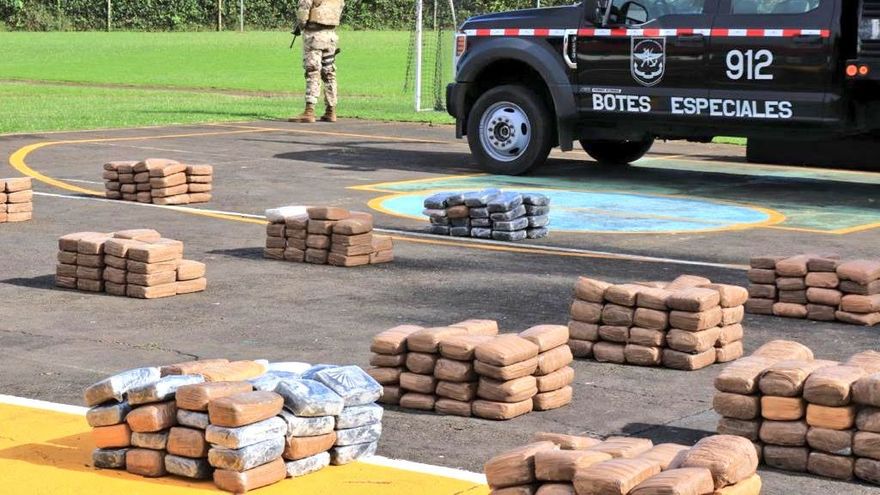 Decomisaron 30 sacos con 945 paquetes rectangulares de droga.