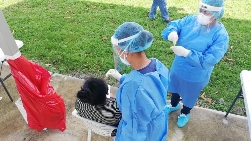 Personal de salud realiza hisopados a los ciudadanos