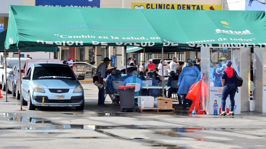 Personal de salud realiza hisopados a los ciudadanos