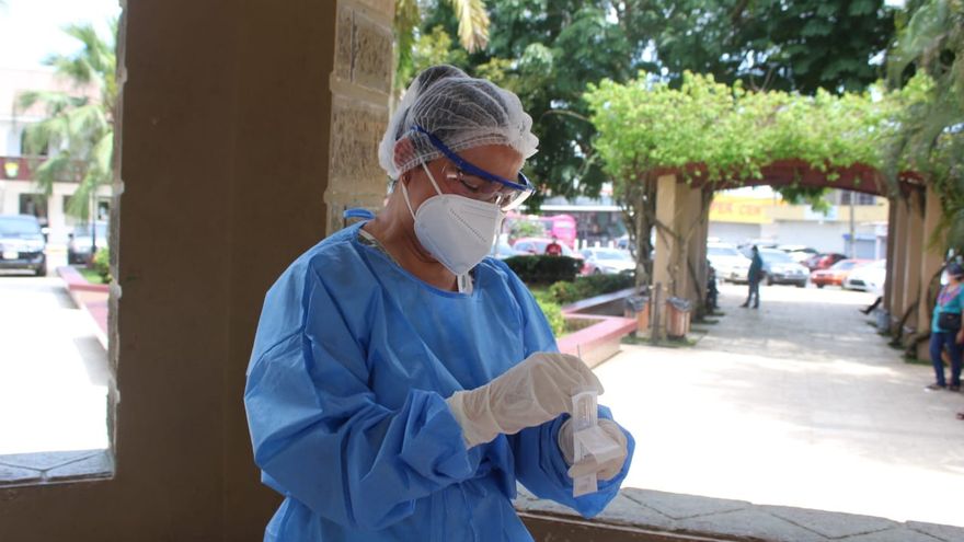Personal médico del Ministerio de Salud de Panamá (Minsa) en jornada de trazabilidad para detectar COVID-19