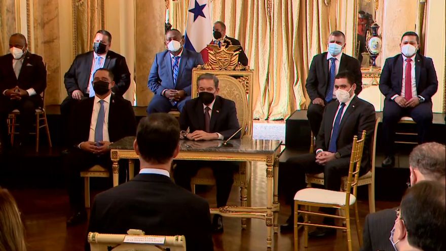 Firma del acuerdo que extiende la moratoria por seis meses más en el Salón Amarillo de la Presidencia