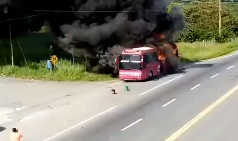 El incendio consumió toda la estructura del bus