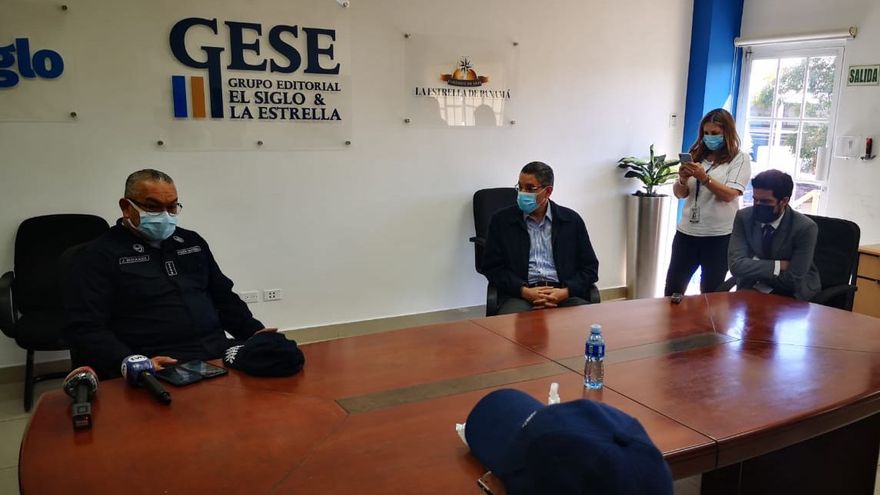 Reunión entre el director del diario La Estrella, el periodista Juan Cajar y director de la Policía