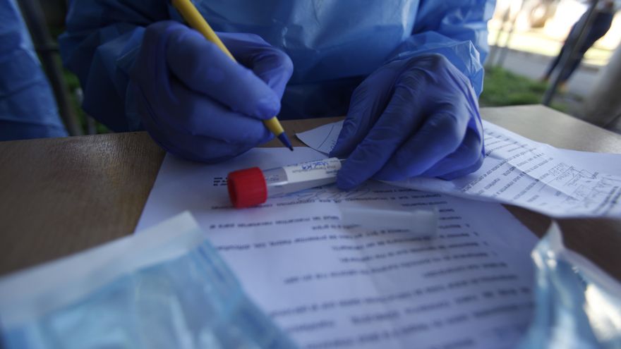 Personal médico realiza pruebas de coronavirus en Ciudad de Panamá