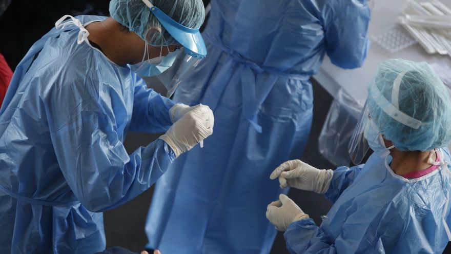 Personal médico realiza pruebas de coronavirus en Ciudad de Panamá
