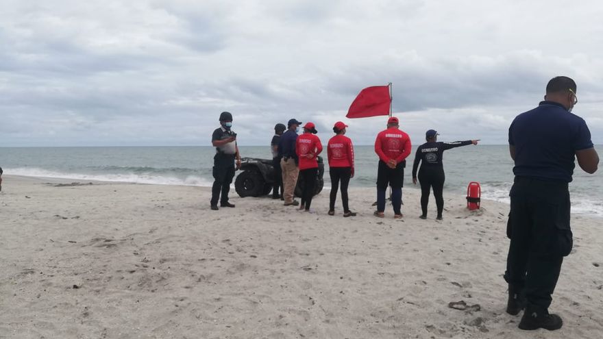 En playa Malibú los estamentos de seguridad ya colocaron la bandera roja, que prohíbe a bañistas ingresar a las aguas