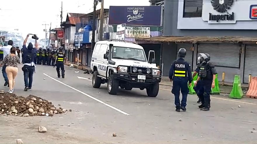 Los manifestantes arrojaron gran cantidad de piedras a lo largo del cordón fronterizo
