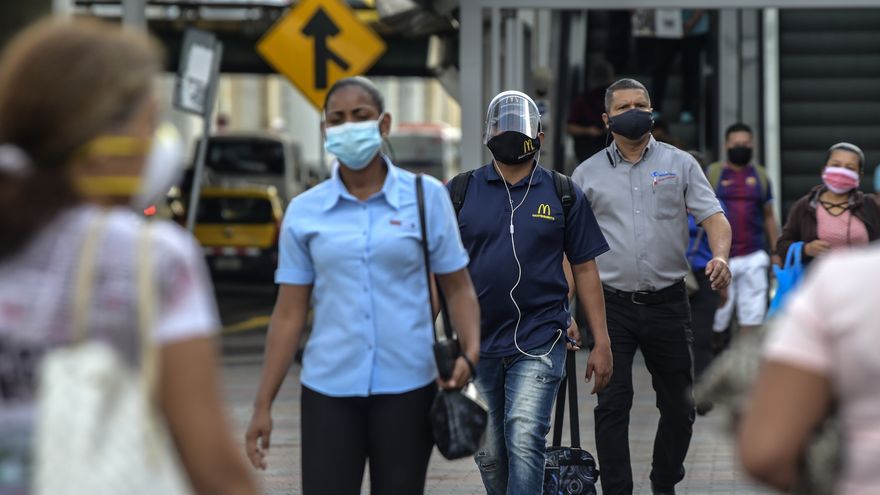 Las pantallas faciales son otro método de prevención de la COVID-19