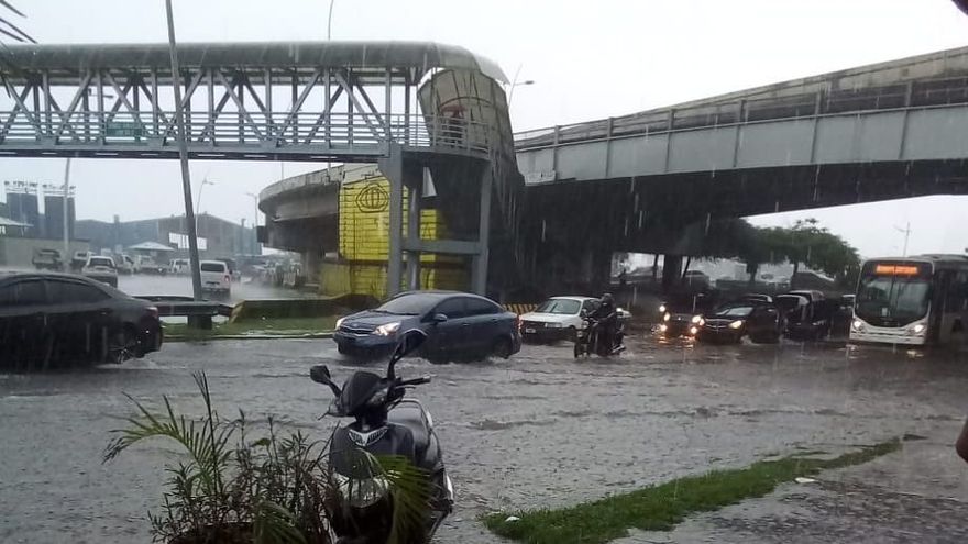 Varias vías de la ciudad se inundaron