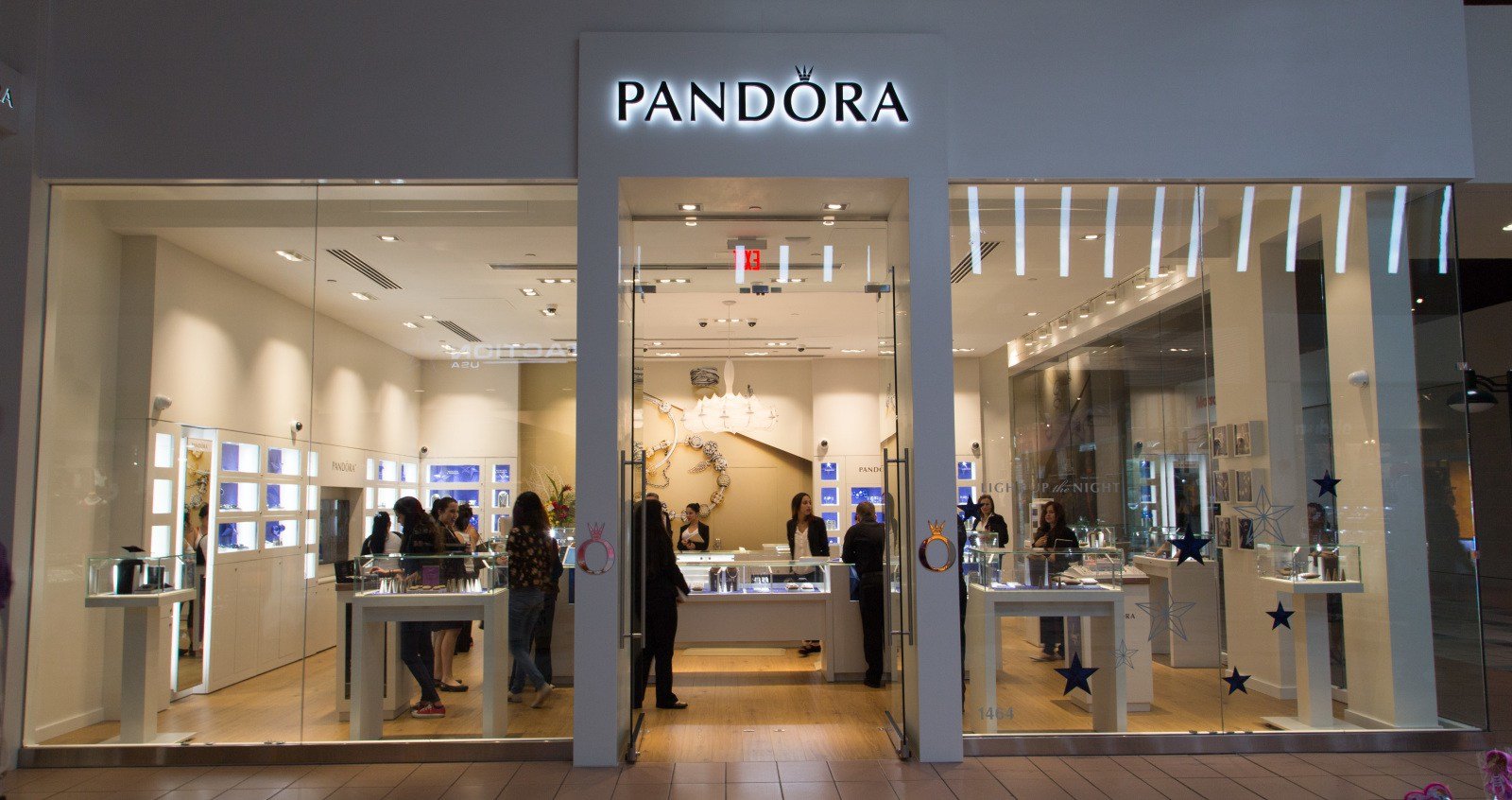 Family conflict escalates to a dispute over Pandora stores in Panama