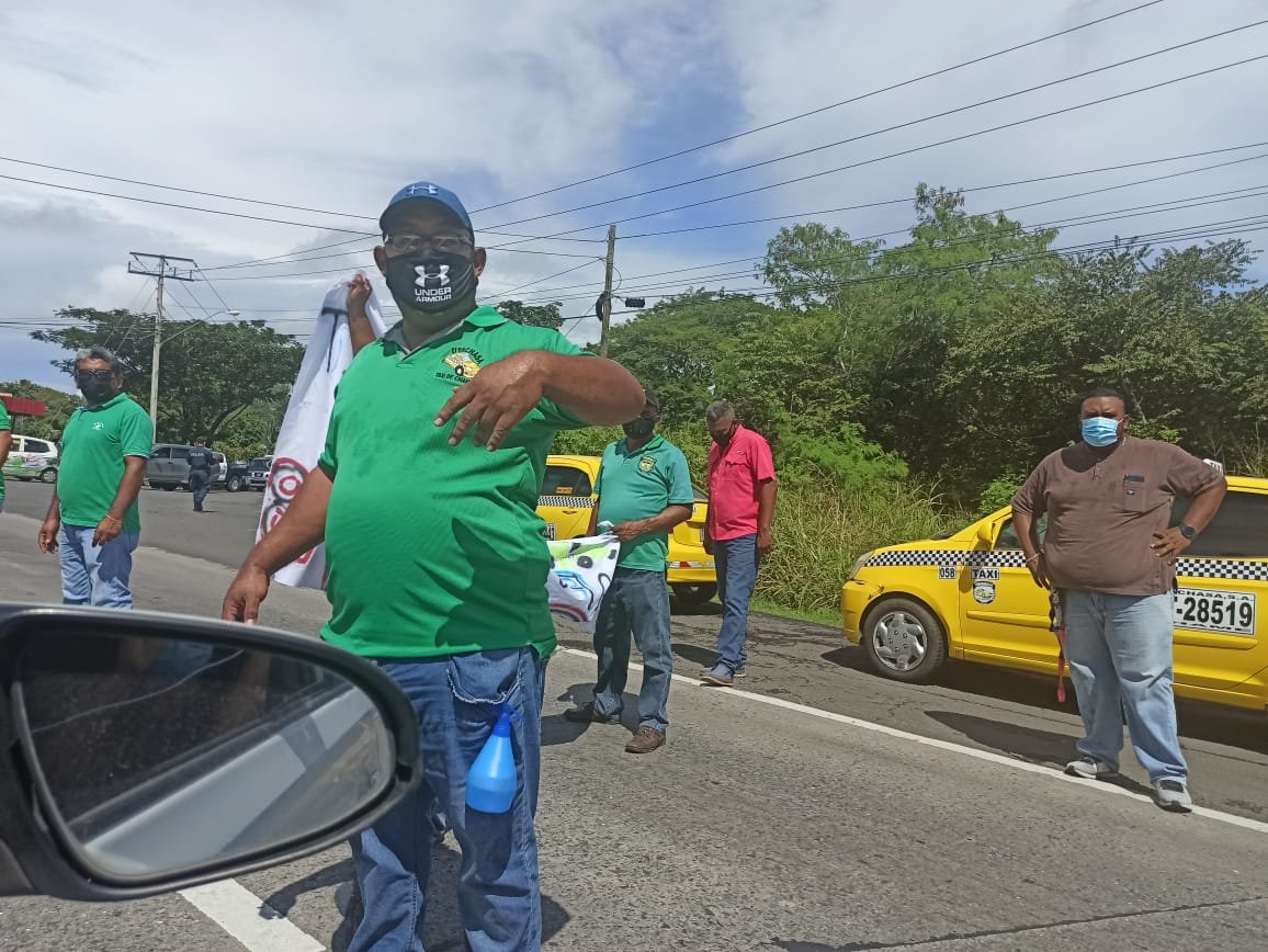 Taxi drivers close roads to protest the ending of circulation on even and odd plates