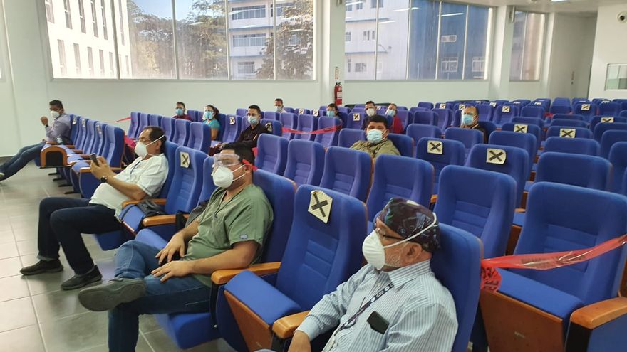 Autoridades del hospital regional Dr. Rafael Hernández" en David, reciben a 23 médicos cubanos