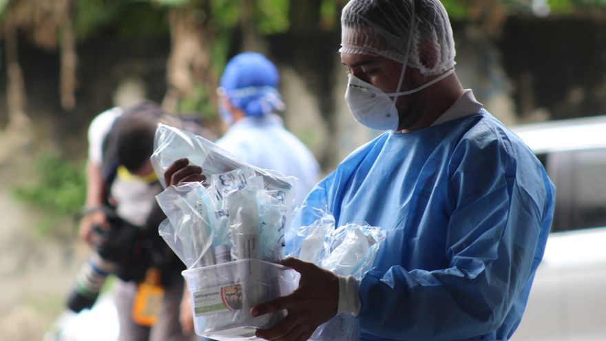 Personal médico en Panamá manipula bolsas con pruebas de hisopado para detectar la COVID-19