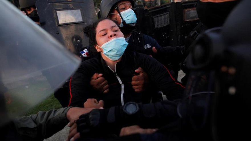La joven universitaria se vio envuelta en un acción de brutalidad policial en medio de la protesta