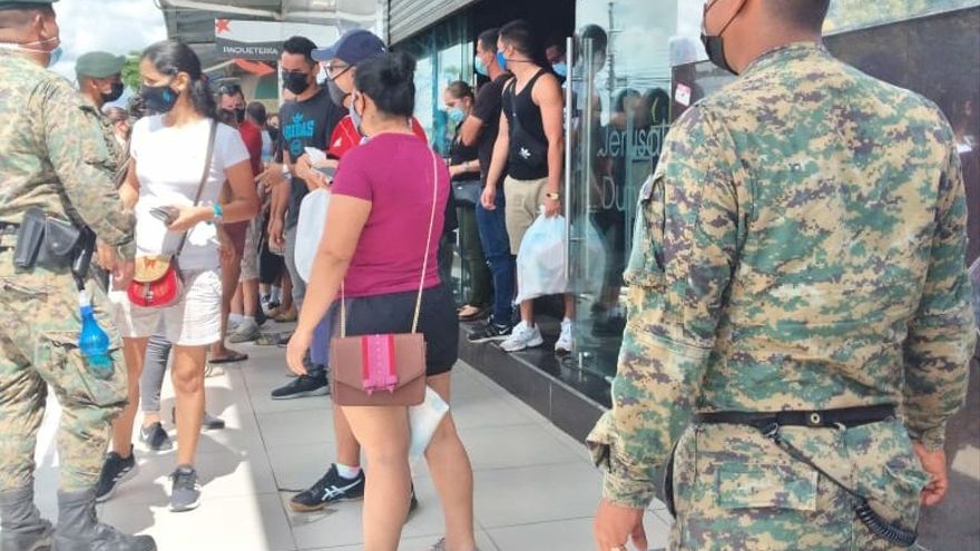 El Senafront condujo a dueños y empleados de dos locales comerciales que estaban abiertos en esta zona