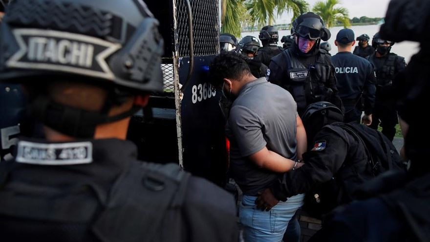 La Defensoría del Pueblo informó el jueves de que inició una investigación por los hechos del miércoles contra los manifestantes y miembros de la prensa