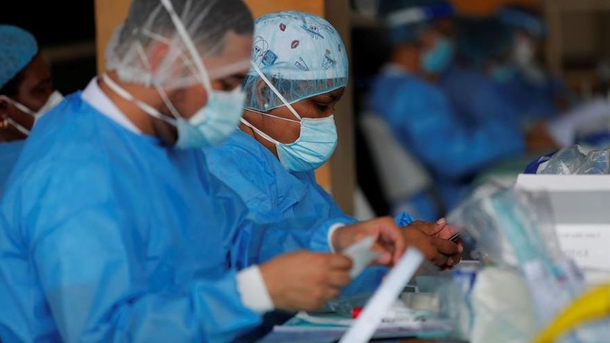 Personal médico del Minsa manipula una prueba de hisopado nasal para detectar la COVID-19 en un puesto médico en el distrito de San Miguelito