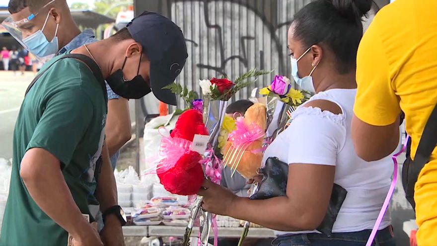 Una mujer ofrece su mercancía