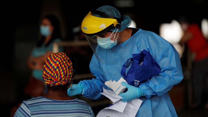 Personal del Ministerio de Salud realizando la prueba de hisopado para detectar el COVID-19
